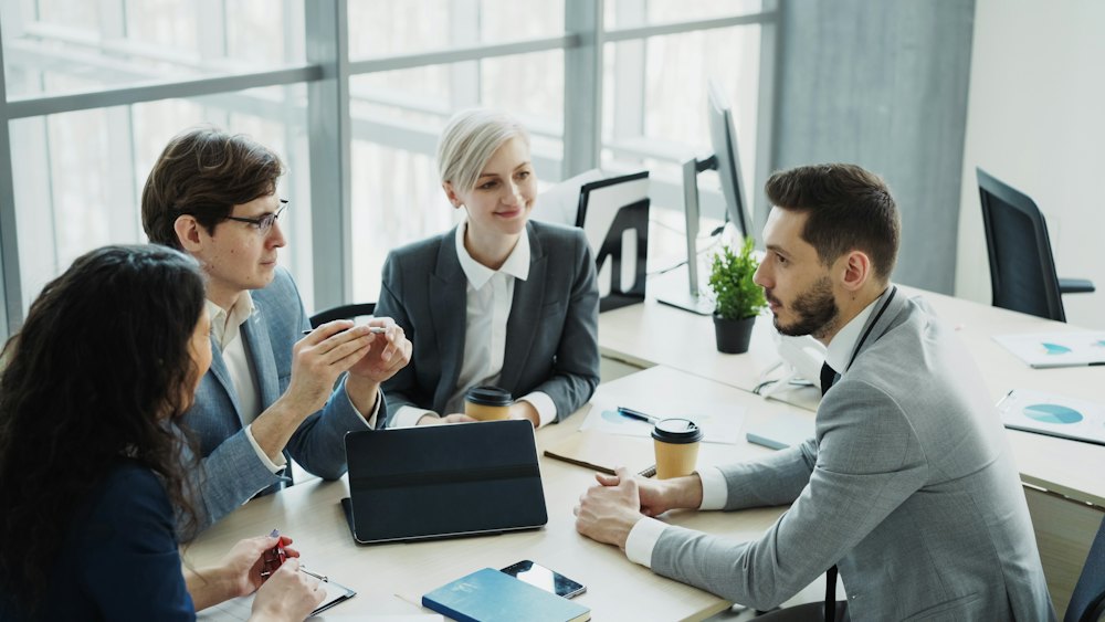 Equipo de asesores reunido con una empresa